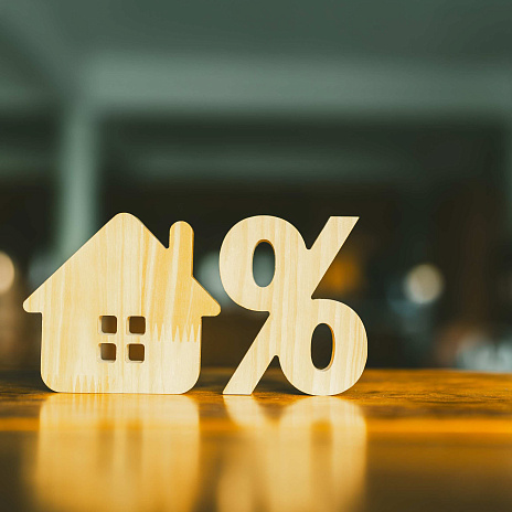 Выдача ипотеки в России сократилась почти вдвое